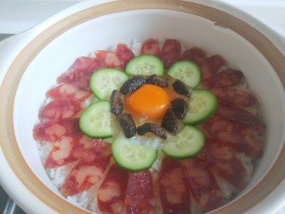 9、广式煲仔饭,打入鸡蛋，摆上香菇。
