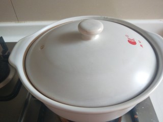 10、广式煲仔饭,在此盖上盖子焖五分钟。