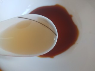 11、广式煲仔饭,碗中加入生抽，料酒。