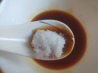 13、广式煲仔饭,加入白糖。