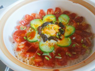 16、广式煲仔饭,把调好的汁淋到食材上即可食用。