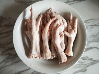 1、香辣卤鸡爪,鸡爪活水下冲洗干净。