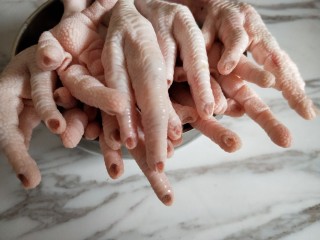 2、香辣卤鸡爪,逐一剪去指甲，这一步有点...但是如果不剪的话，吃起来会更加的...