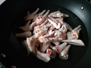 4、香辣卤鸡爪,锅中放入清水，没过鸡爪。