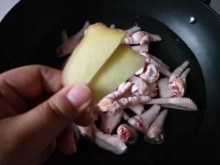 5、香辣卤鸡爪,放入两勺生姜。