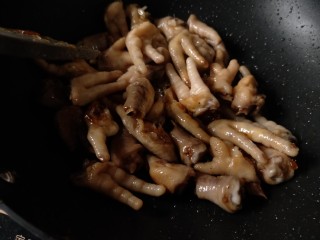 12、香辣卤鸡爪,放入鸡爪翻炒均匀，炒至鸡爪都包裹上糖色。