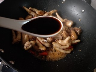 14、香辣卤鸡爪,加入两勺生抽。