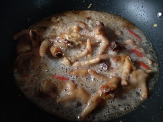 19、香辣卤鸡爪,啤酒煮开后加盖子焖煮。