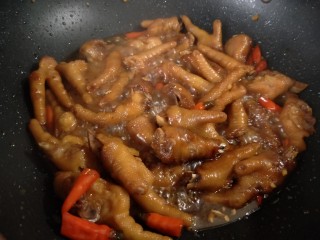 20、香辣卤鸡爪,煮至汤汁浓稠揭盖大火收汁。