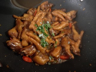 21、香辣卤鸡爪,撒入葱花翻炒均匀。