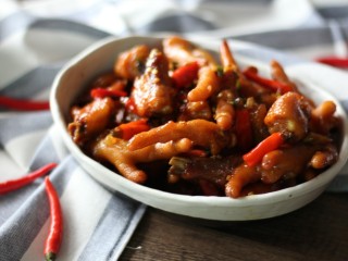 22、香辣卤鸡爪,出锅咯，真的很辣很好吃，口水...