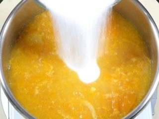 7、橘子柠檬????果酱,煮沸后加入1.2公斤白砂糖继续煮