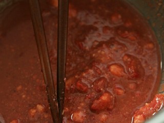 2、电饭煲版腐竹焖鸭,南乳加一点水 压碎备用。