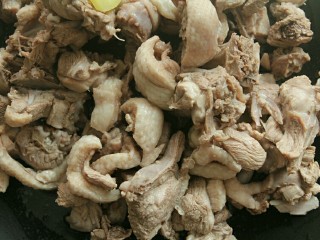 5、电饭煲版腐竹焖鸭,煮开1，2分钟后捞起来冲洗干净，凉干水待用。