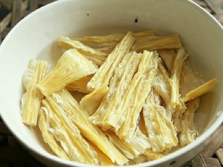 6、电饭煲版腐竹焖鸭,腐竹用清水浸泡20分钟。