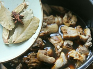 9、电饭煲版腐竹焖鸭,还有香料（香叶八角甘草），冰糖，南乳，然后盖上煲盖，按下煮饭键。