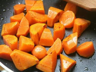 10、电饭煲版腐竹焖鸭,这时候用炒锅炒胡萝卜，炒至胡萝卜稍微收缩，装起备用。