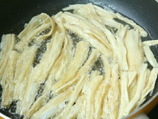 11、电饭煲版腐竹焖鸭,锅内放入油，浸泡好的腐竹沥干水后放进去炸一会儿，炸至金黄，如果直接买的炸腐竹可以省略炸腐竹这一步，腐竹炸过比较香。也可以不炸，别有一翻风味。