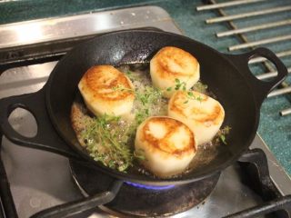 4、融化的土豆,放入百里香。如果没百里香用迷迭香也是可以。