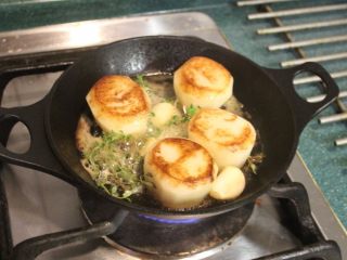 5、融化的土豆,放入大蒜。