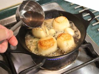 6、融化的土豆,加入鸡高汤。