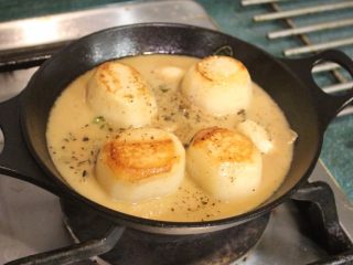 7、融化的土豆,加盐和胡椒调味。