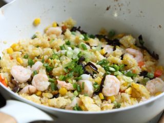 13、缤纷虾仁蛋炒饭,关火前撒上香葱即可。