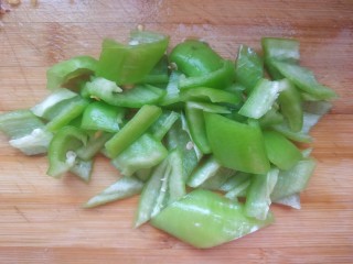 8、麻辣干锅鸡,辣椒切菱形片