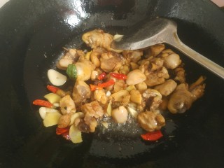 13、麻辣干锅鸡,放入鸡腿翻炒