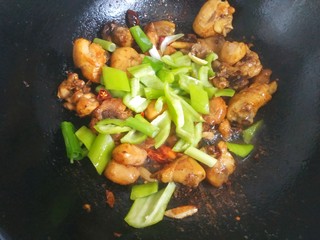 18、麻辣干锅鸡,加入尖椒翻炒