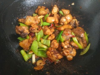 19、麻辣干锅鸡,大火翻炒均匀即可关火出锅