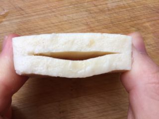 4、奶酪火腿虾膏,变成一个小口袋的样子