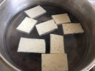 5、奶酪火腿虾膏,放入锅中煮熟