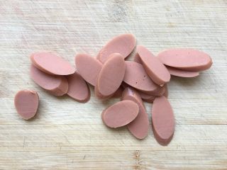 6、奶酪火腿虾膏,火腿肠切片