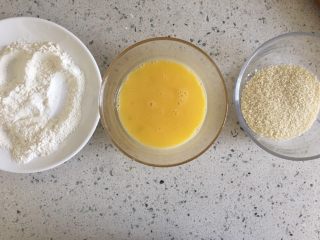 11、奶酪火腿虾膏,准备好材料