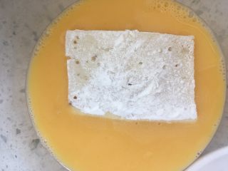 13、奶酪火腿虾膏,再放入蛋液中