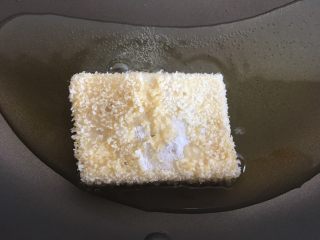 15、奶酪火腿虾膏,放入油锅中煎炸