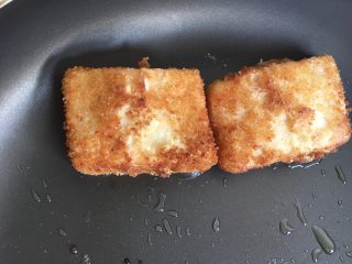 16、奶酪火腿虾膏,炸制金黄翻面