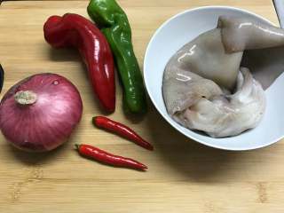 1、铁板鱿鱼,准备好材料。