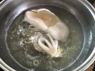 2、铁板鱿鱼,鱿鱼处理清洗干净后焯水。