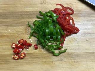 5、铁板鱿鱼,青、红椒切圈，小米椒切粒。