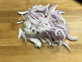 6、铁板鱿鱼,洋葱切丝。