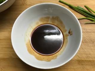 7、铁板鱿鱼,把剩下的调料加少许水调成汁待用。