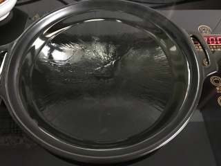 8、铁板鱿鱼,烤盘加热后倒入油。