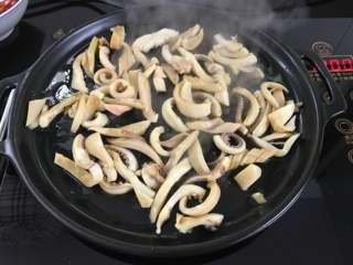 9、铁板鱿鱼,把腌好的鱿鱼放入煎。