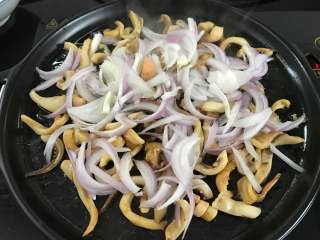 10、铁板鱿鱼,待鱿鱼边卷起时放入洋葱。