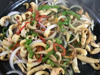 11、铁板鱿鱼,再把青、红椒一起放入翻拌均匀。