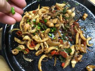 14、铁板鱿鱼,熄火后撒入香葱，即可吃了。