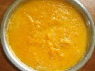 1、彩色汤圆,100G南瓜泥,再隔水蒸热,备用。