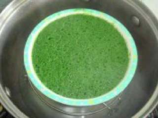 3、彩色汤圆,100G的菠菜汁,再隔水蒸热,备用。